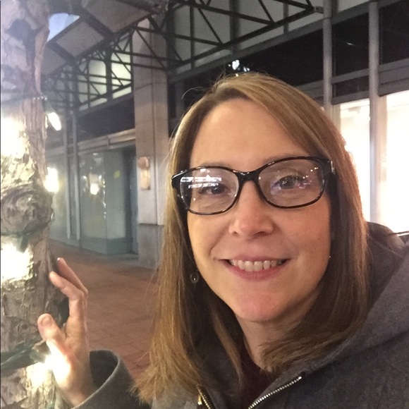 Meet your Posher, Gina - Picture 1 of 5